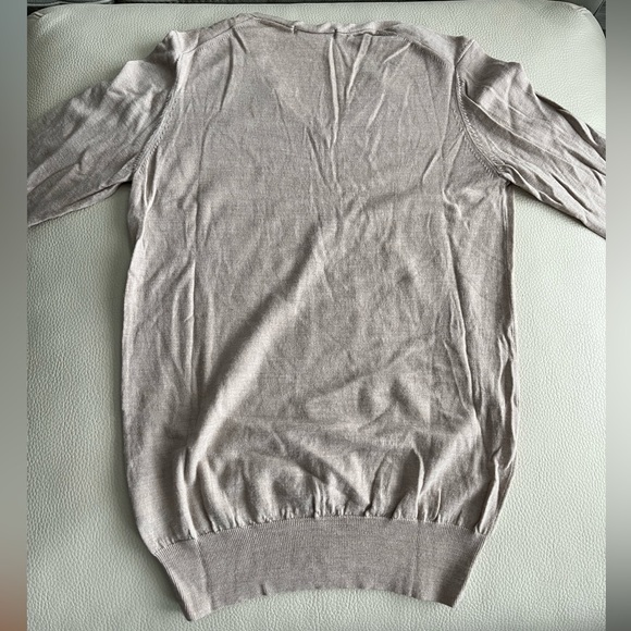 NWOT - Uniqlo Women’s 100% Wool V Neck Fine Knit Sweater - Size L - Picture 4 of 6